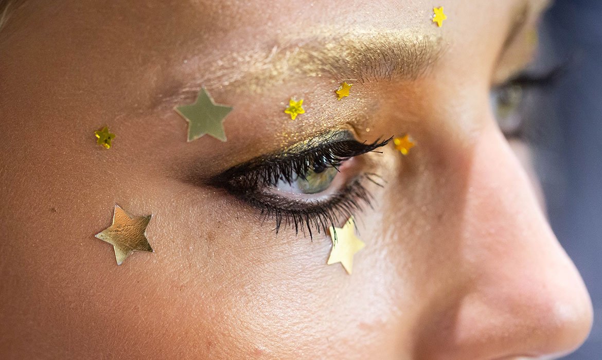Los eyeliners llevan todo el año triunfando y tenían que estar en tu maquillaje de Nochebuena sí o sí. Apóyate en el eyeliner Perfect Slim de L’Oréal Paris y en la máscara Air Volume 30H Mega Black para rematar tu mirada.